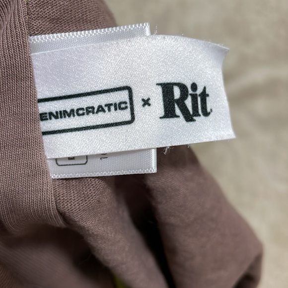 Mauve Purple 90s printed 'Save Mom' graphic cropped Tank Top - Picture 6 of 6